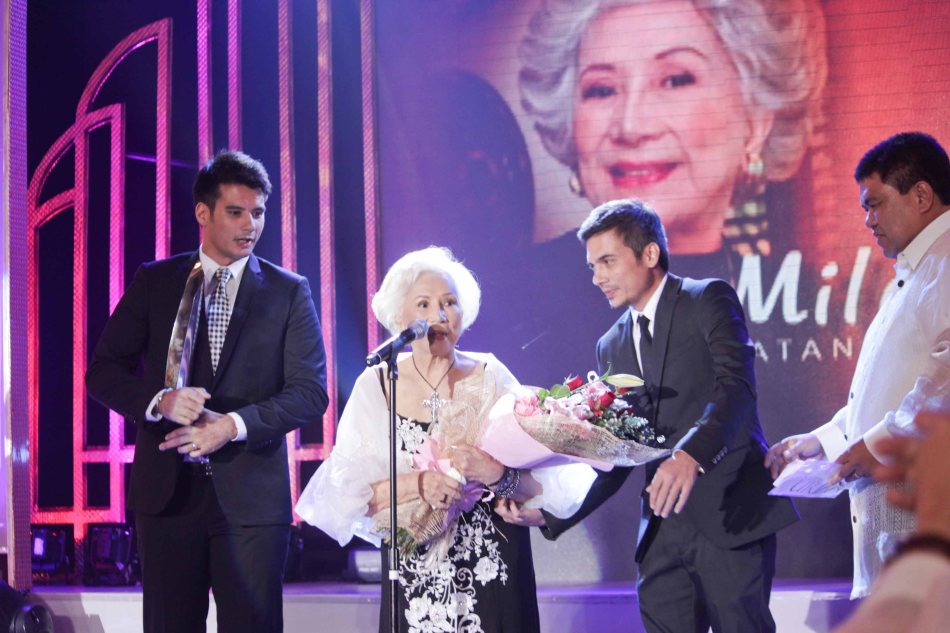 Mila Del Sol is given the NATATANGING GAWAD URIAN AWARD. She is flanked by her grandchildren from left: model John David Cruz, BAMBOO guitarist Ira Cruz and Congressman Gus Tambunting. Pic was taken during 36th URIAN awards night at the NBC tent last June 18, 2013. Photo by Jude Bautista