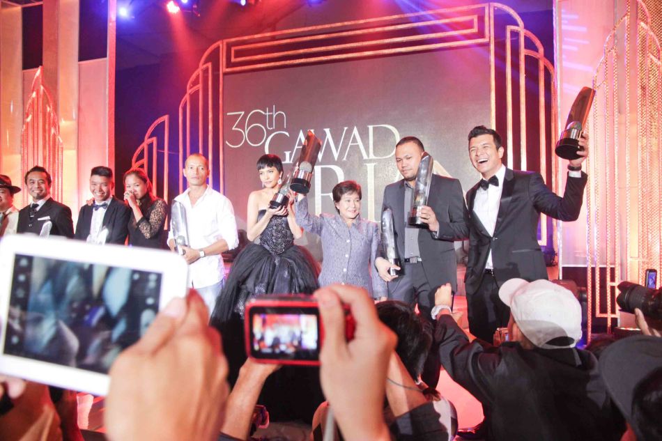 from right: Best Actor-Jericho Rosales (ALAGWA), Best Director- Adolf Alix Jr. (KALAYAAN), Best Actress- Nora Aunor (THY WOMB), Best Supporting Actress- Alessandra De Rossi (BAYBAYIN), Best Supporting Actor- Art Acuña (POSAS) Best Cinematographer Sasha Palomares and Whammy Alcazaren (COLOSSAL) and Best Documentary- Benito Bautista (HARANA). Pic was taken during 36th URIAN awards night at the NBC tent last June 18, 2013. Photo by Jude Bautista