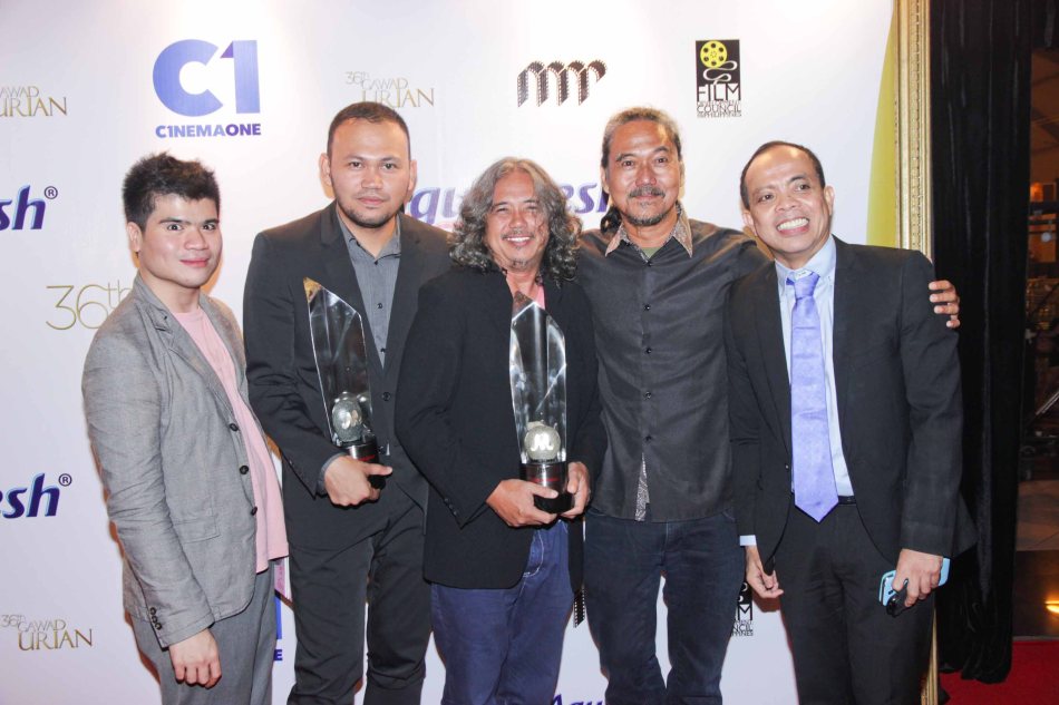 from right: Head of Cinema One and Velvet Ronald Arguelles, Perry Dizon with his director Arnel Mardoquio Best Film (ANG PAGLALAKBAY NG MGA BITUIN SA GABING MADILIM), Best Director winner Adolf Alix Jr. (KALAYAAN) and Cinema One Creative Consultant Sherad Anthony Sanchez. Pic was taken during 36th URIAN awards night at the NBC tent last June 18, 2013. Photo by Jude Bautista