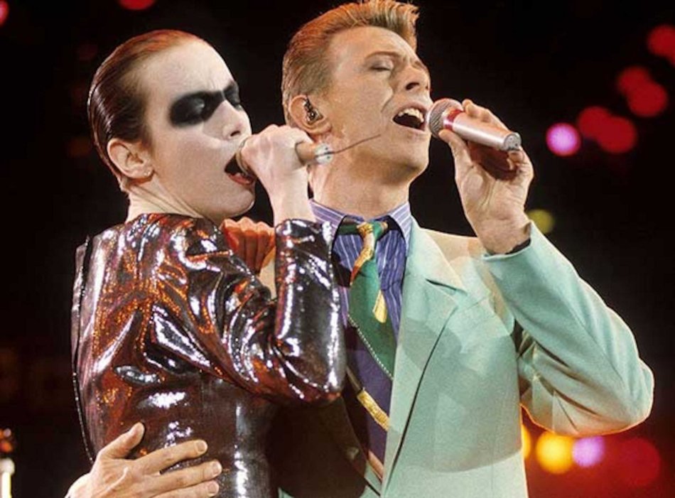 David Bowie & Annie Lennox had an unforgettable duet UNDER PRESSURE. This was the highlight of the Freddie Mercury tribute concert at Wembley Stadium in 1992.